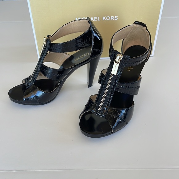 Michael Kors Berkley T Strap Crinkled Patent 6 M - Picture 2 of 15